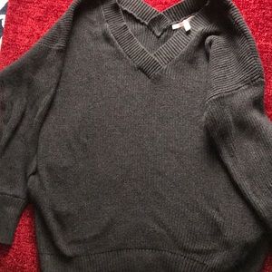 Cozy Victoria’s Secret V-neck sweater w/ pockets ✨
